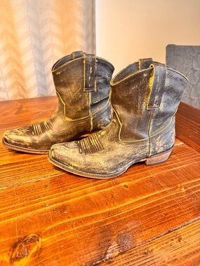 Roper “dusty distressed” women’s cowboy boots/ booties